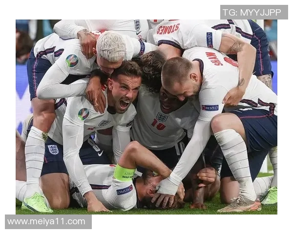 抱手的足球明星背后的故事与荣耀之路